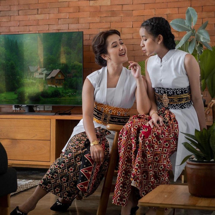 <p>Bersama adik dan kakaknya, Widuri juga mencoba peruntungannya dalam bidang dunia tarik suara. Ketiganya pun membuat trio dengan single <em>Jajan</em> dan <em>Piknik</em>. (Foto: Instagram: @widimulia)</p>