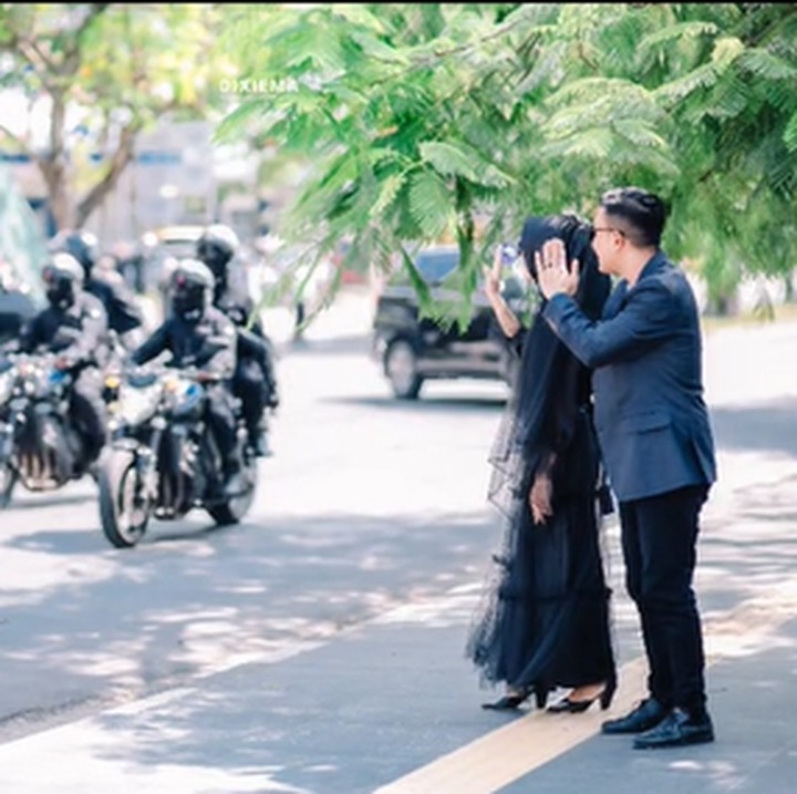 <p>Komentar yang ditinggalkan netizen pun beragam. Salah satunya menyebut ini menjadi foto prewedding termahal. "Prewedding termahal momentsnya," ujar @rani. (Foto: TikTok @dixiema.photo)</p>