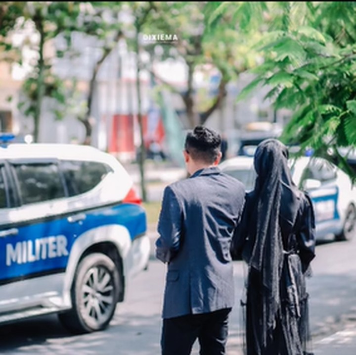 <p>Momen tersebut terjadi tanpa terduga. Kejadian ini berlangsung tanpa ada rencana. "#momen langka ketika #fotoprewedding ketemu bapak @jokowibersamarakyat_ri,"tulis akun tresebut, dikutip dari akun @dixiema.photo. (Foto: TikTok @dixiema.photo)<br /><br /><br /></p>