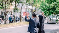 <p>Seorang netizen membagikan cerita momen langka saat melakukan sesi foto prewedding di pinggir jalan Kota Lampung, Bunda. Dalam unggahan tersebut, ia mengaku berfoto bareng orang nomor 1 di Indonesia. (Foto: TikTok @dixiema.photo)<br /><br /><br /></p>
