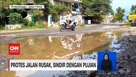 VIDEO: Protes Jalan Rusak, Sindir dengan Pujian