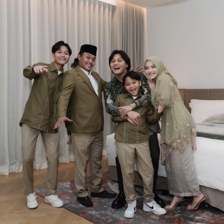 <p>Melalui unggahan tersebut, Putri tampak menawan mengenakan kebaya simpel bernuansa hijau senada dengan keluarga tersayangnya, Bunda. Ia pun diketahui sempat membuat video singkat saat persiapan <em>makeup</em> untuk menghadiri acara tersebut. (Foto: Instagram@putridelinaa)</p>