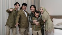 <p>Melalui unggahan tersebut, Putri tampak menawan mengenakan kebaya simpel bernuansa hijau senada dengan keluarga tersayangnya, Bunda. Ia pun diketahui sempat membuat video singkat saat persiapan <em>makeup</em> untuk menghadiri acara tersebut. (Foto: Instagram@putridelinaa)</p>