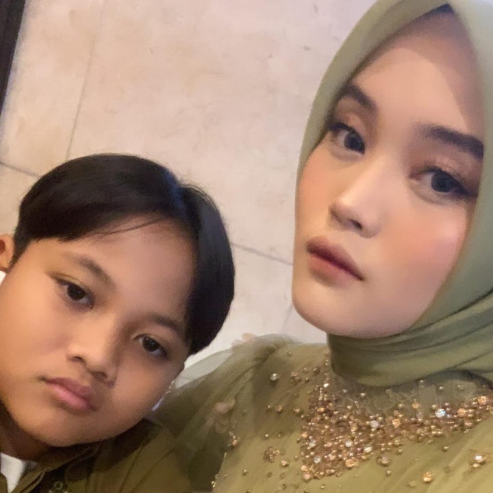 <p>Di kesempatan itu, Putri Delina tampil cantik mengenakan kebaya simpel bernuansa hijau yang senada dengan adik-adiknya. Putdel juga sempat membuat video reels saat persiapan makeup di hari lamaran sang kakak. (Foto: Instagram @putridelinaa)</p>