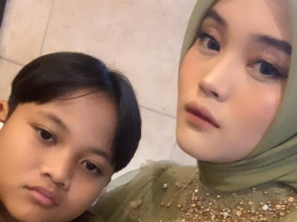 5 Potret Putri Delina & Keluarga di Pertunangan Rizky-Mahalini, Sempat Dituduh Tak Datang