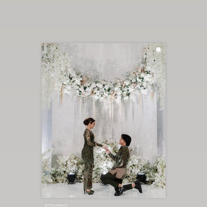 <p>Lewat IG Story, Putri Delina tak lupa me-repost foto Rizky Febian yang tampak sedang berlutut ketika melamar Mahalini. Putri juga memberikan emoji hati berwarna hijau. (Foto: Instagram @putridelinaa)</p>