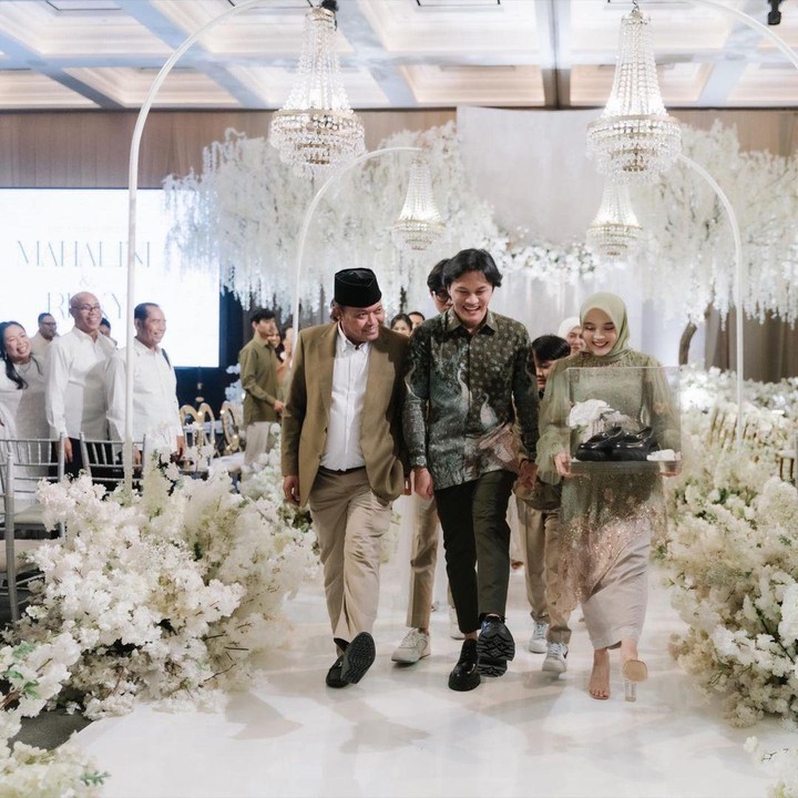 <p>Di momen spesial itu, Putri turut mendampingi Rizky bersama sang ayah, Sule. Ketiganya berjalan beriringan dengan menampilkan raut wajah bahagia. (Foto: Instagram@putridelinaa)</p>