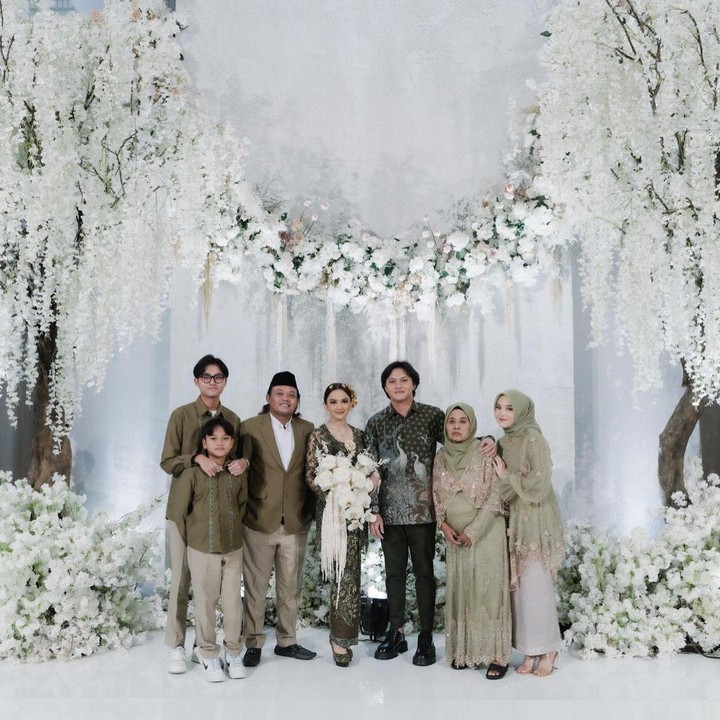 <p>Kebahagiaan tengah menyelimuti keluarga komedian dan presenter Sule. Pasalnya, anak pertamanya, Rizky Febian, baru saja melangsungkan pertunangan dengan wanita pilihannya, yakni Mahalini. Kendati demikian, anak perempuan Sule, Putri Delina sempat menjadi buah bibir lantaran diduga tak hadir di momen spesial tersebut, Bunda. (Foto: Instagram@putridelinaa)</p>