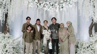 <p>Kebahagiaan tengah menyelimuti keluarga komedian dan presenter Sule. Pasalnya, anak pertamanya, Rizky Febian, baru saja melangsungkan pertunangan dengan wanita pilihannya, yakni Mahalini. Kendati demikian, anak perempuan Sule, Putri Delina sempat menjadi buah bibir lantaran diduga tak hadir di momen spesial tersebut, Bunda. (Foto: Instagram@putridelinaa)</p>