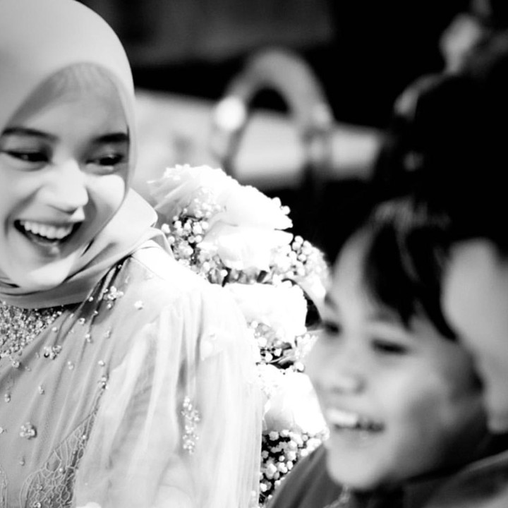 <p>Namun ternyata, Putri Delina hadir di momen spesial kakak tercinta. Ia bersama adik-adiknya hadir menyaksikan pertunangan Rizky Febian dengan wanita pilihannya. (Foto: Instagram @putridelinaa)</p>