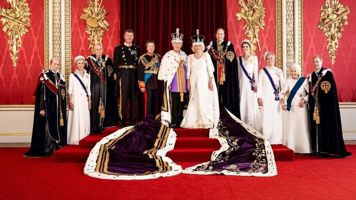 Raja Charles III bersama keluarganya usai upacara pengobatan. (Instagram @theroyalfamily)