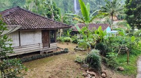 6 Fakta Menarik Rumah Abah Jajang di Curug Citambur