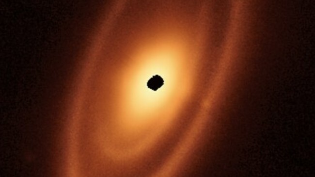 Teleskop James Webb sukses menguak misteri yang ada di bagian dalam sabuk Fomalhaut, termasuk cincin asteroid dan materinya.