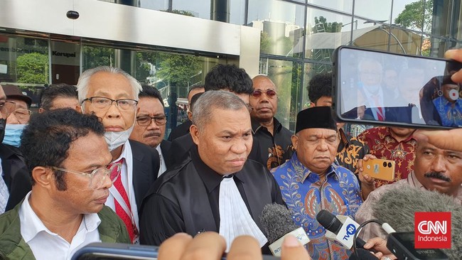 Pengacara Gubernur Papua nonaktif Lukas Enembe, Stefanus Roy Rening mengenakan toga advokat saat memenuhi panggilan Komisi Pemberantasan Korupsi (KPK).
