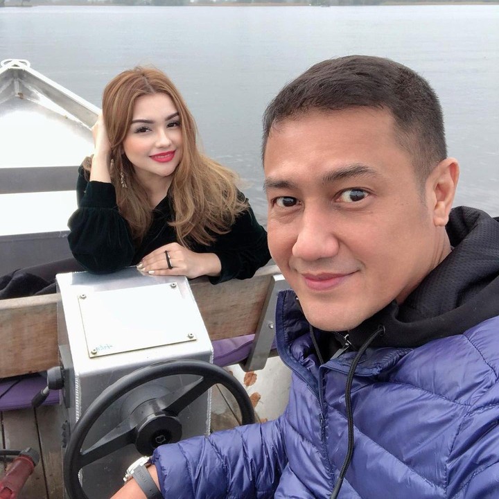 <p>Di sela-sela kesibukan, Teuku Rafly juga sering mengajak Nurah Syahfirah pergi jalan-jalan hingga ke luar negeri. (Foto: Instagram @nourahsheivirah)</p>