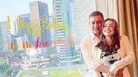 <p>Pasangan ini memiliki jarak usia 18 tahun, Bunda. Meski terpaut usia yang jauh, hal itu tak mengurangi keharmonisan mereka. (Foto: Instagram @nourahsheivirah)</p>