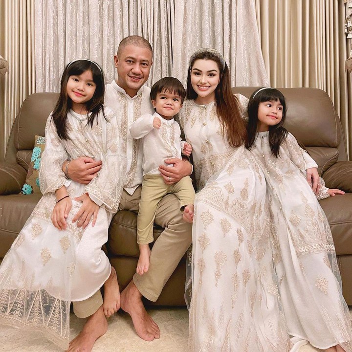 <p>Menjalani pernikahan yang bahagia, pasangan ini telah dikaruniai tiga orang anak yang cantik dan juga tampan. Banyak netizen mendoakan kebahagiaan rumah tangga mereka, Bunda. "Bahagia selalu bersama suami dan anak-anak," kata @nikmaalinni. "Semoga bahagia terus ya keluargamu," ucap @elisajohn34. (Foto: Instagram @nourahsheivirah)</p>