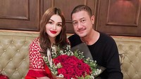 <p>Kerap tampil kompak dan mesra membuat Teuku Rafly disebut netizen jadi terlihat muda seperti sang istri. "Suaminya tambah mudaa.. jadi kaya ga jauh dari umur kak oyaa.. BTW KAK OYA CANTIK BANGETTTT," komentar akun @aqillahnura**** (Foto: Instagram @nourahsheivirah)<br /><br /><br /></p>
