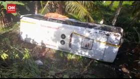 VIDEO: Supir Ngantuk, Bus Terbalik, Bocah 4 Tahun Tewas
