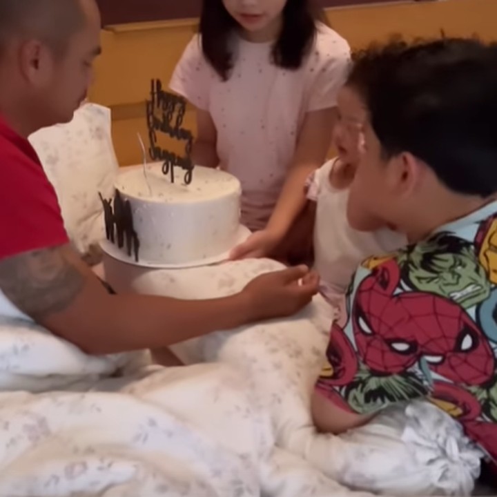 <p>Di hari bahagia itu, Wendy Cagur yang masih tidur dibangunkan oleh ketiga anaknya yaitu Audie, Kauki, dan Aiko. Mereka datang membawa kejutan istimewa berupa kue ulang tahun. (Foto: Instagram @wendicagur & @revtiayunatasya)</p>