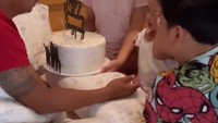 <p>Di hari bahagia itu, Wendy Cagur yang masih tidur dibangunkan oleh ketiga anaknya yaitu Audie, Kauki, dan Aiko. Mereka datang membawa kejutan istimewa berupa kue ulang tahun. (Foto: Instagram @wendicagur & @revtiayunatasya)</p>