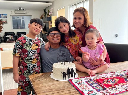 5 Potret Ulang Tahun ke-44 Wendy Cagur, Dapat Kejutan dari Istri dan Anak