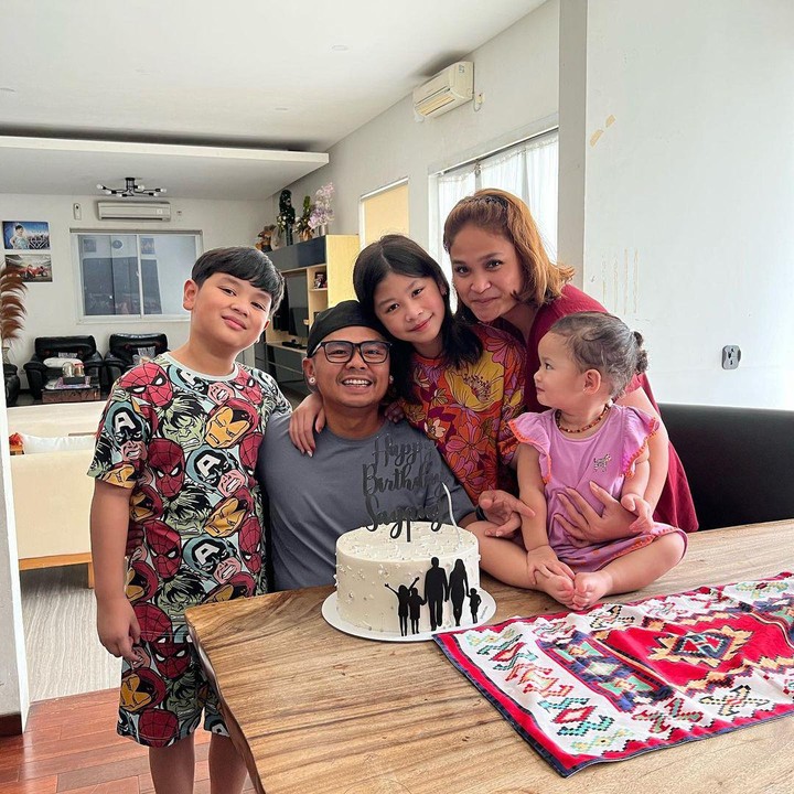 <p>Ulang tahun Wendy Cagur terasa spesial meski dirayakan secara sederhana. Ia menghabiskan waktu bersama istrinya, Ayu Natasha dan anak-anak tercinta. (Foto: Instagram @wendicagur & @revtiayunatasya)</p>