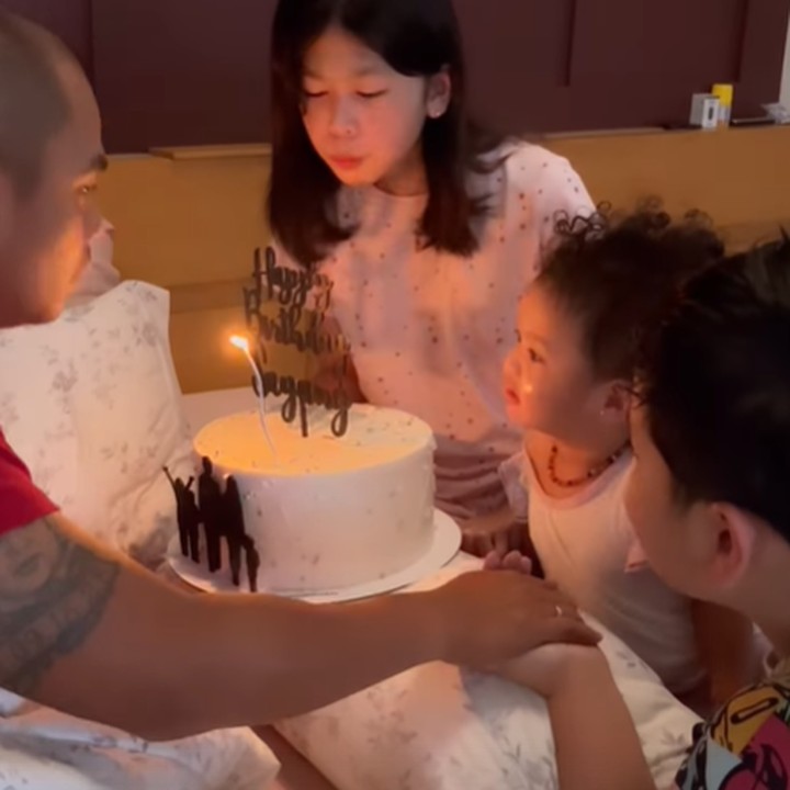 <p>Wendy Cagur kemudian mengajak ketiga anaknya untuk meniup lilin bersama-sama. Unggahan Wendy Cagur langsung dibanjiri dengan doa baik dari netizen. "Keluarga panutan, selalu harmonis, tetap bersama dan bahagia hingga ulang tahun besok, besok, besok dst," kata @tehno***. (Foto: Instagram @wendicagur & @revtiayunatasya)</p>