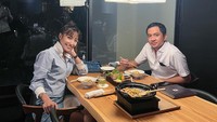 <p>Momen-momen yang ditunjukkan juga beragam, Bunda. Mulai dari menghadiri perkumpulan bersama orang terdekat, menghabiskan waktu bersama keluarga, berolahraga, hingga makan malam berduaan. (Foto: Instagram @mrsayudewi)<br /><br /><br /></p>