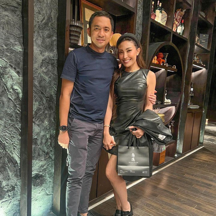 <p>Melihat postingan Ayu yang semakin sering menunjukkan kemesraan bareng suami, netizen meninggalkan beragam reaksi, Bunda. Mereka menyebut kebahagiaan Ayu dan Regi saat ini merupakan hasil kesabaran menghadapi ujian sebelumnya. "MashaAllah emg bwner yah, hikmah itu lbh besar drpd ujianny," ujar akun @ais****. (Foto: Instagram @mrsayudewi)<br /><br /><br /></p>