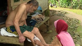 Donasi untuk Mak Piyah, Buruh Lansia yang Rawat Suami Lumpuh