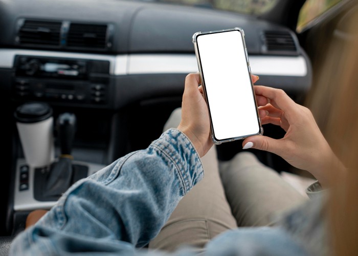 Bermain ponsel di dalam mobil