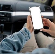 Sering Pusing Saat Bermain Ponsel di Dalam Mobil yang Sedang Melaju? Ternyata Ini Penyebabnya!