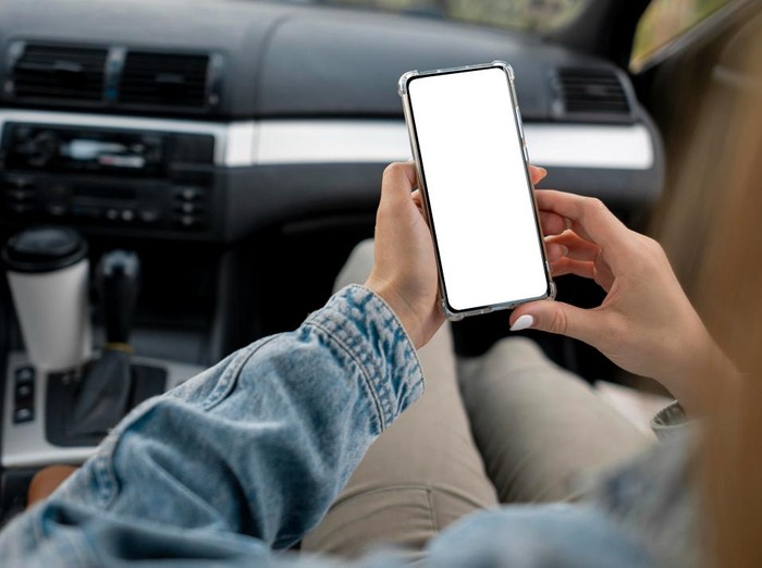Bermain ponsel di dalam mobil
