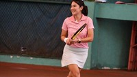 <p>Banyak Bunda seleb Tanah Air yang menggeluti olahraga tenis. Salah satunya Dian Sastrowardoyo yang tampil feminin namun juga <em>sporty</em> dalam balutan <em>outfit polo shirt</em> dan rok ketika bermain tenis. (Foto: Instagram @therealdisastr)</p>