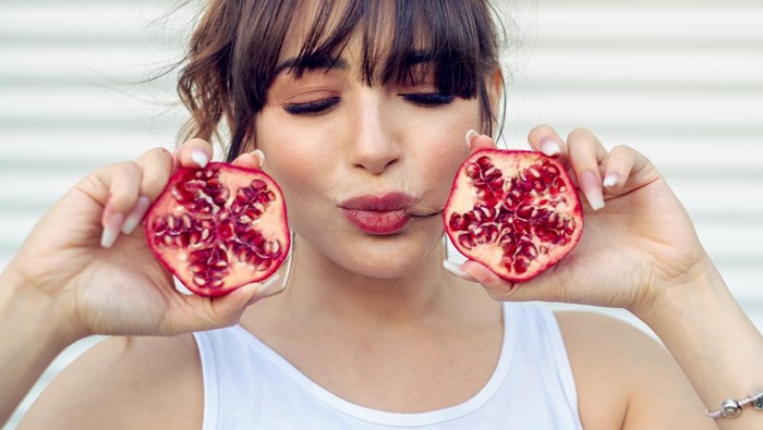 img-title 6 Manfaat Ajaib Buah Pomegranate Untuk Kesehatan Tubuh, Bisa Bikin Kulit Glowing!