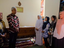 Ganjar Takziah ke Rumah Teknisi yang Tewas Terjepit Lift di Pemprov Jateng