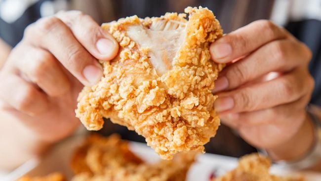 Cara membuat ayam kentucky sebenarnya mudah sehingga bisa dimasak sendiri di rumah tanpa harus beli ke restoran. Simak langkahnya!