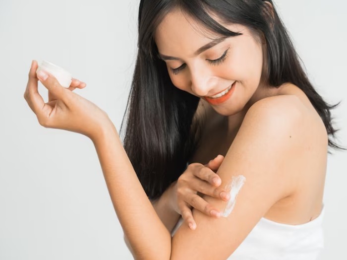 Ilustrasi menggunakan body lotion /Foto: freepik.com