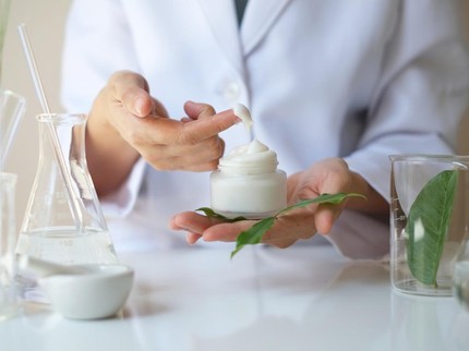 Ini Efek Samping Pakai Skincare Etiket Biru Ilegal, Bahaya untuk Kesehatan Bun!