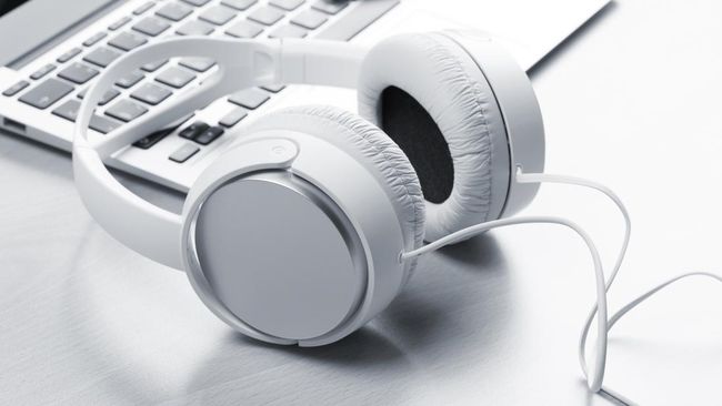 Mendengarkan musik pakai headset atau earphone memang mengasyikkan. Namun, terlalu lama memakai headset bisa berbahaya untuk kesehatan telinga.