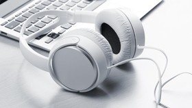 Jangan Memakai Headset Terlalu Lama, Ini 7 Bahayanya