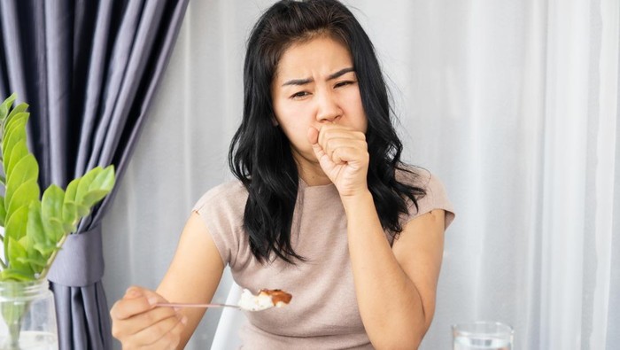 Ilustrasi Wanita Batuk