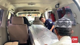 Warga Sebrangi Sungai Gotong Keranda Mustopa ke Pemakaman di Lampung