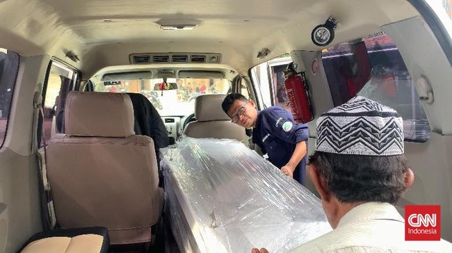 Keluarga memakamkan jenazah Mustopa NR di tempat pemakaman keluarga yang berlokasi di Dusun 1 Desa Sukajaya, Kecamatan Way Khilau.