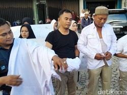 Ramai-ramai Kader Gerindra Palembang Copot Baju