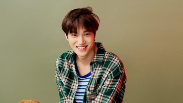 img-title Wamil Hari Ini, Kai EXO Sapa Penggemar dengan Kepala Botak