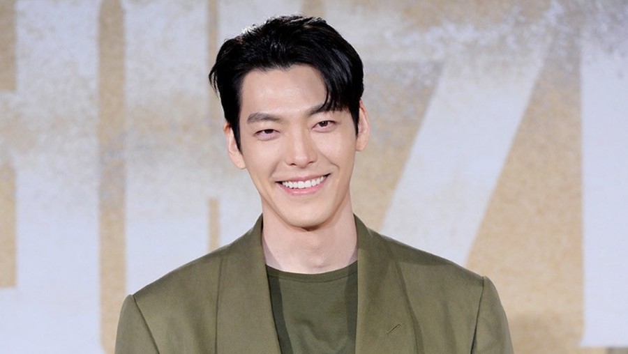 Kim Woo Bin 'saltum' saat hadiri press conference drama Korea Black Knight