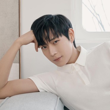 Penampilan Ganteng Kim Young Dae Saat Terbang ke Jakarta