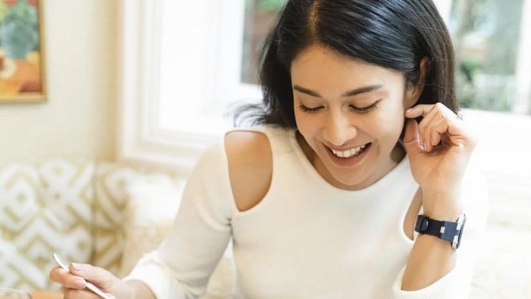 Makin Cantik, Ini Gaya Dian Sastro Saat Jadi Dosen hingga Kulineran